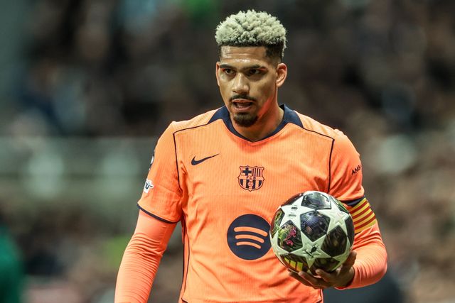 Ronald Araujo of Barcelona prepares to take a throw in during the UEFA Champions League Last 16 match Newcastle Untied vs Barcelona at St. James's Park, Newcastle, United Kingdom on 10 March 2026

(Photo by Mark Cosgrove/News Images)