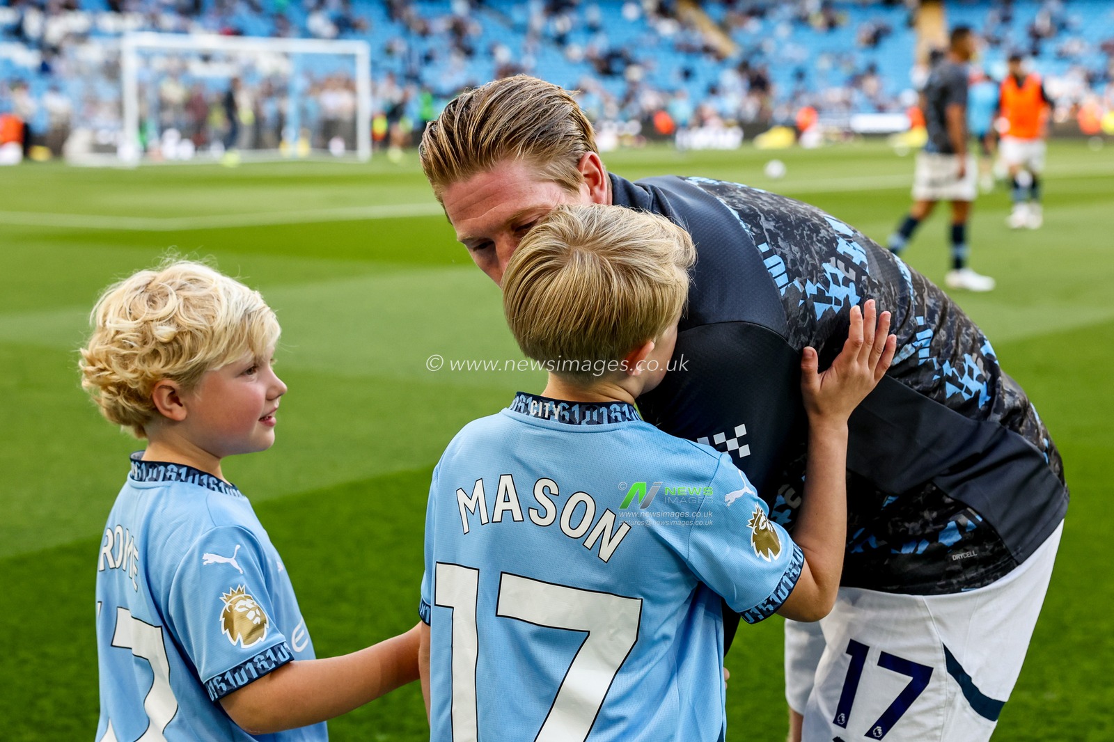Kevin De Bruyne of Manchester City interacts with his children before his last home game prior to the Premier League match Manchester City vs Bournemouth at Etihad Stadium, Manchester, United Kingdom, 20th May 2025

(Photo by Mark Cosgrove/News Images)
