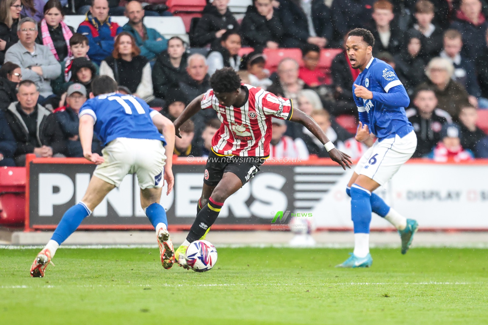 Jesuran Rak-Sakyi of Sheffield United takes on Callum O'Dowda of Cardiff City during the Sky Bet Championship match Sheffield United vs Cardiff City at Bramall Lane, Sheffield, United Kingdom, 18th April 2025

(Photo by Richard Bierton/News Images)