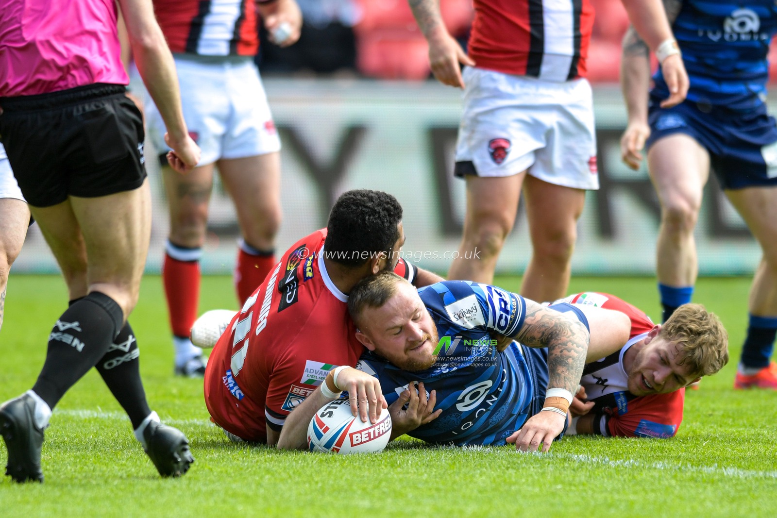 Brad Singleton (8) of Wigan Warriors goes over for a try to make it 16-14