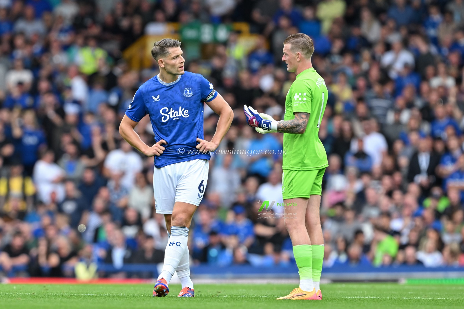 Jordan Pickford of Everton speaks with James Tarkowski of Everton during the Premier League match Everton vs Brighton and Hove Albion at Goodison Park, Liverpool, United Kingdom, 17th August 2024

(Photo by Cody Froggatt/News Images)