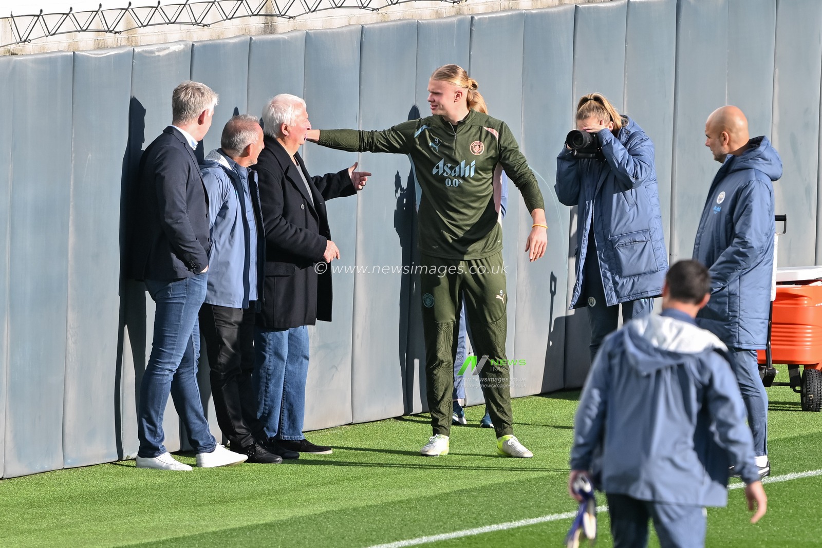 Erling Haaland of Manchester City meets with Former Manchester City player Mike Summerbee during the Manchester City UEFA Champions League training session at Joie Stadium, Manchester, United Kingdom, 22nd October 2024

(Photo by Cody Froggatt/News Images)