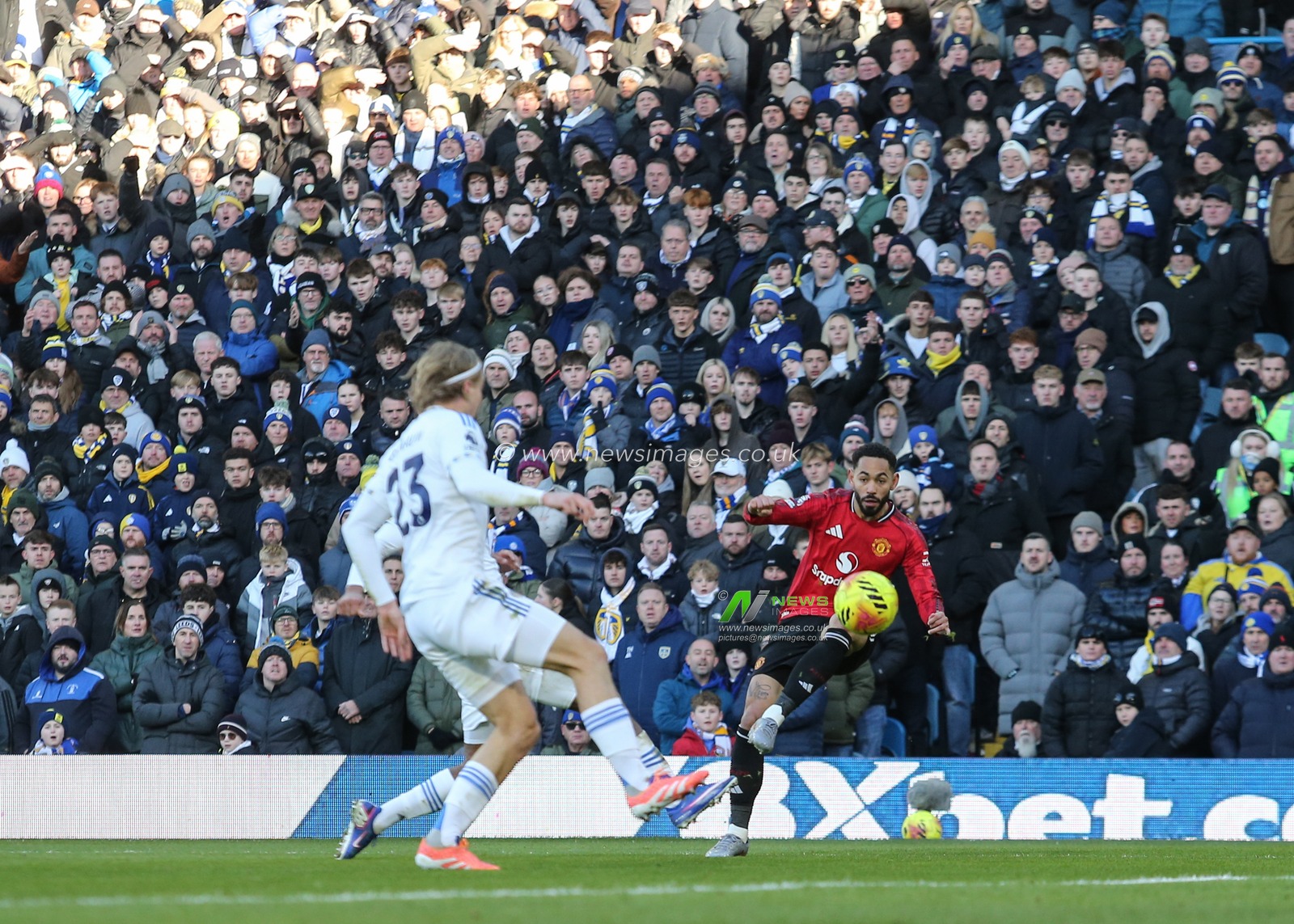 Matheus Cunha of Manchester United passes the ball during the Premier League match Leeds United vs Manchester United at Elland Road, Leeds, United Kingdom, 4th January 2026

(Photo by Richard Bierton/News Images)

*** GER AUT SUI OUT ***