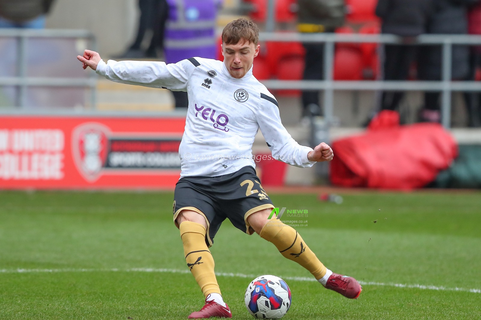 Ben Osborn #23 of Sheffield United during the pre-game warm up ahead of the Sky Bet Championship match Rotherham United vs Sheffield United at New York Stadium, Rotherham, United Kingdom, 4th February 2023

(Photo by Gareth Evans/News Images)