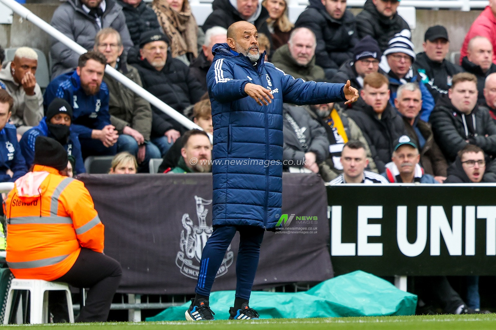 Nuno Espirito Santo Nottingham Forest gives the team instructions during the Premier League match Newcastle United vs Nottingham Forest at St. James's Park, Newcastle, United Kingdom, 23rd February 2025

(Photo by Alfie Cosgrove/News Images)