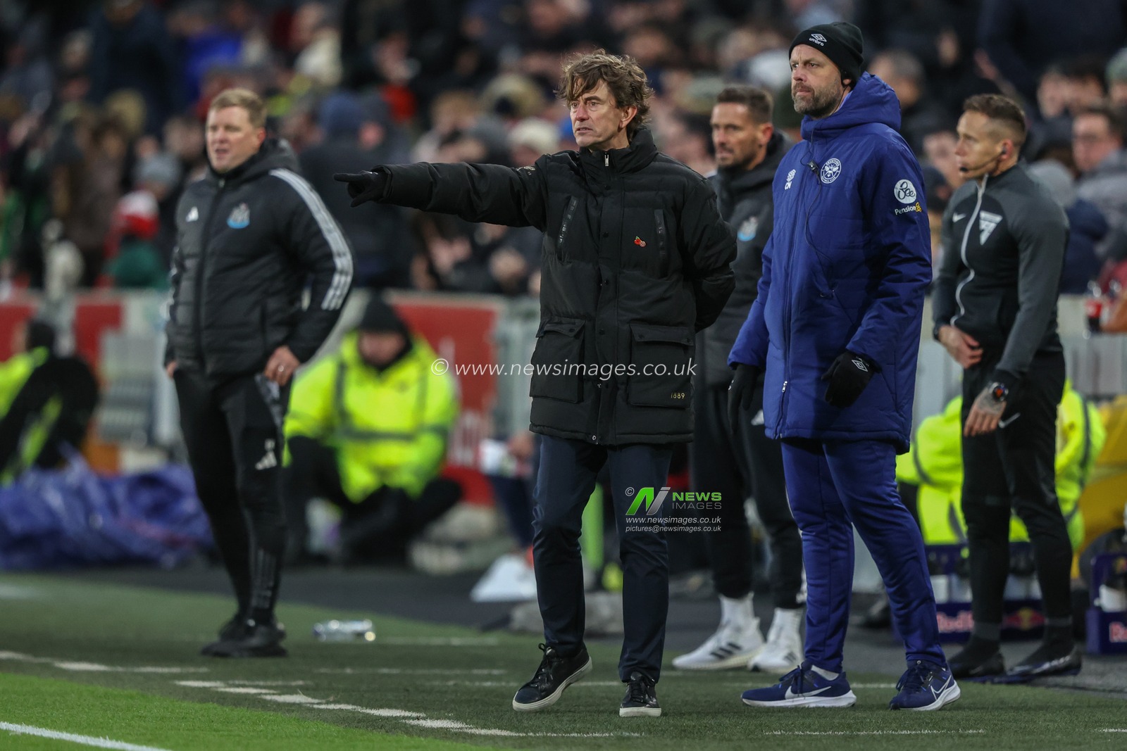 Eddie Howe Manager of Newcastle United gives his team instructions during the Premier League match Brentford vs Newcastle United at The Gtech Community Stadium, London, United Kingdom, 7th December 2024

(Photo by Alfie Cosgrove/News Images)