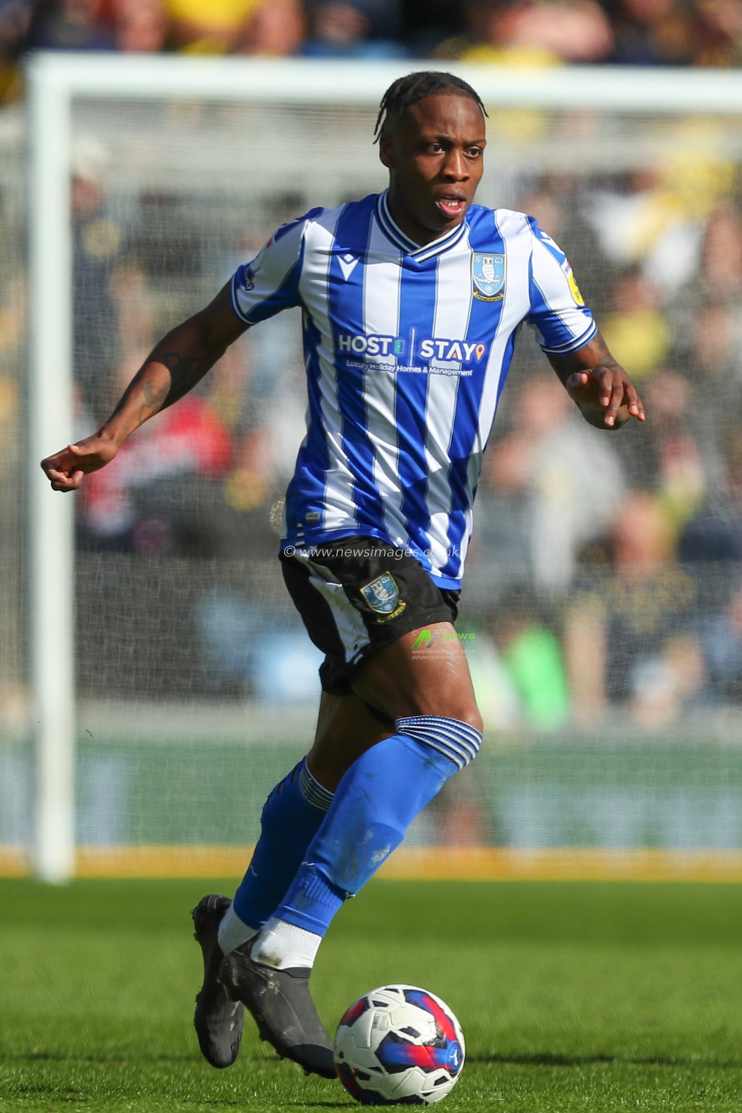 Dennis Adeniran #8 of Sheffield Wednesday runs with the ball during the Sky Bet League 1 match Oxford United vs Sheffield Wednesday at Kassam Stadium, Oxford, United Kingdom, 7th April 2023

(Photo by Gareth Evans/News Images)
