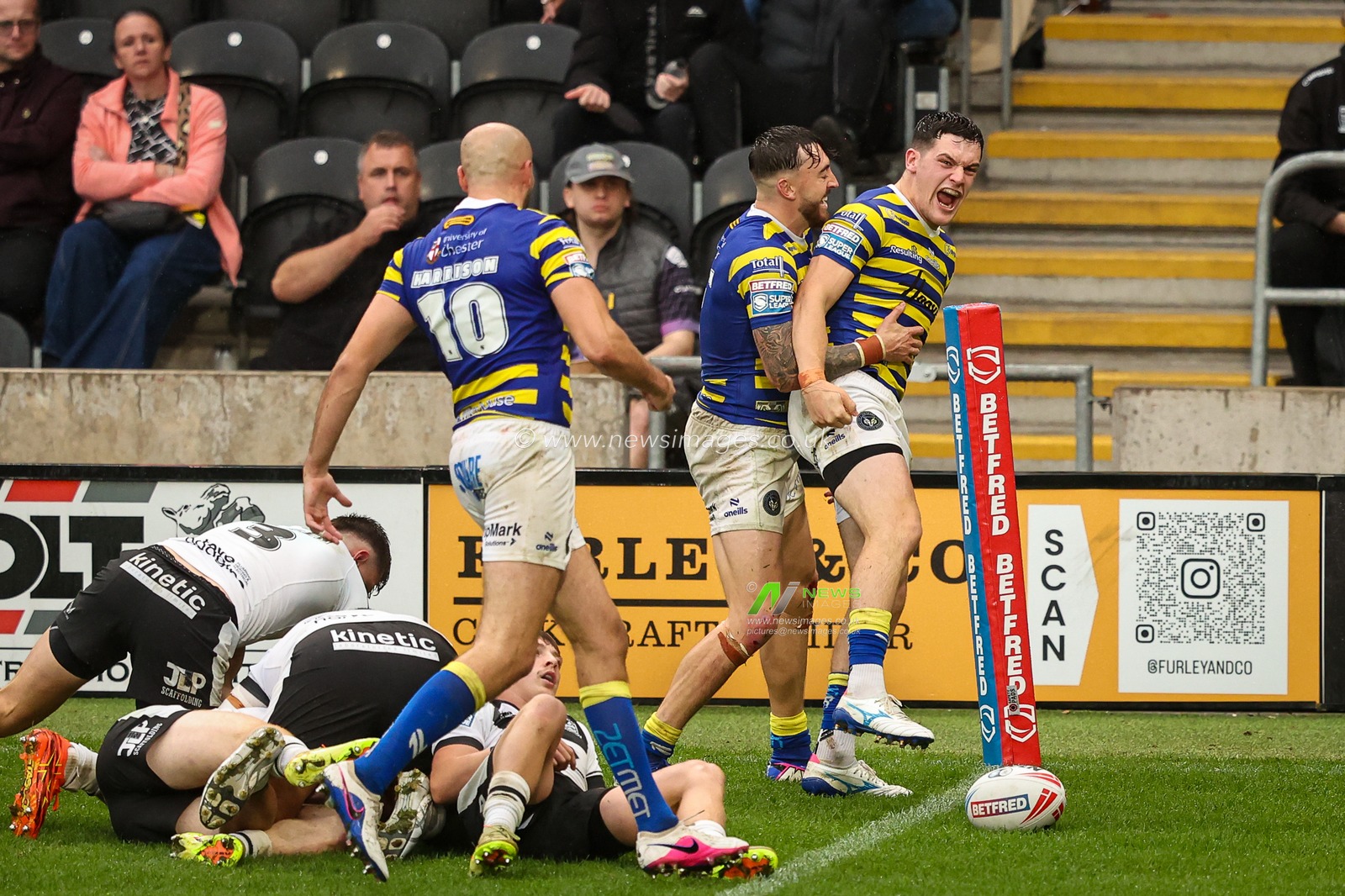 Josh Thewlis of Warrington Wolves celebrates his try during the Betfred Super League round 25 match Hull FC vs Warrington Wolves at MKM Stadium, Hull, United Kingdom on 29 August 2026

(Photo by Alfie Cosgrove/News Images)