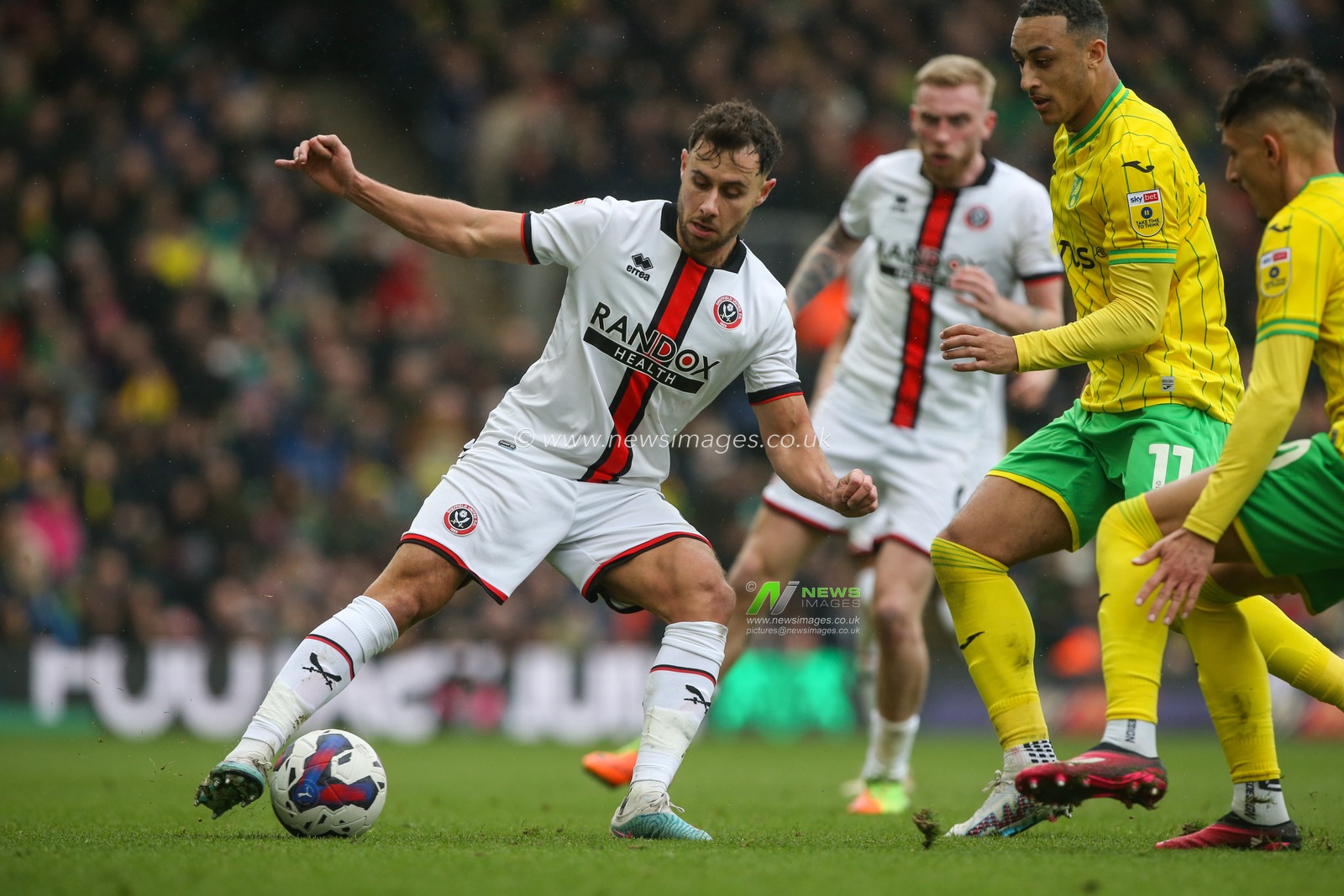George Baldock #2 of Sheffield United passes the ball during the Sky Bet Championship match Norwich City vs Sheffield United at Carrow Road, Norwich, United Kingdom, 1st April 2023

(Photo by Arron Gent/News Images)