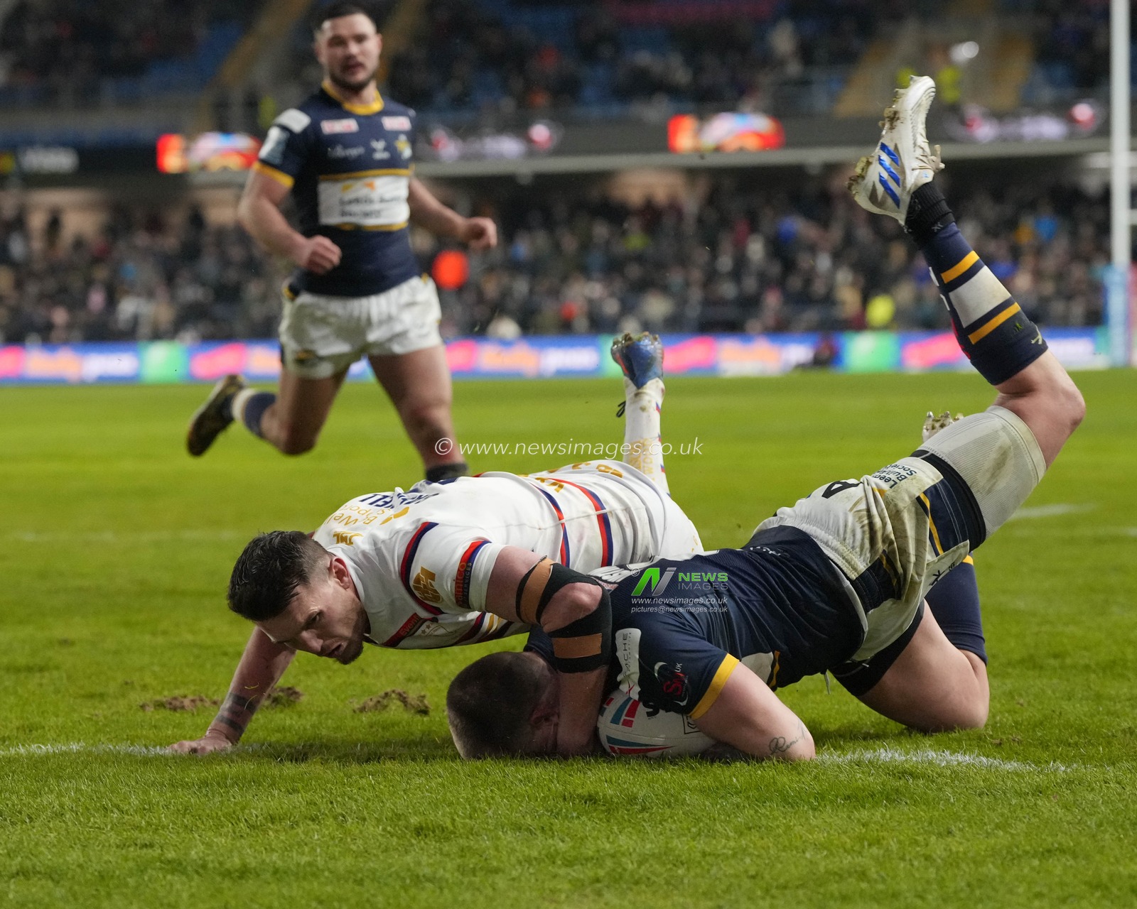 Lee Gaskell #6 of Wakefield Trinity tackles Blake Austin #6 of Leeds Rhinos on the try line during the Betfred Super League Round 4 match Leeds Rhinos vs Wakefield Trinity at Headingley Stadium, Leeds, United Kingdom, 10th March 2023

(Photo by Steve Flynn/News Images)