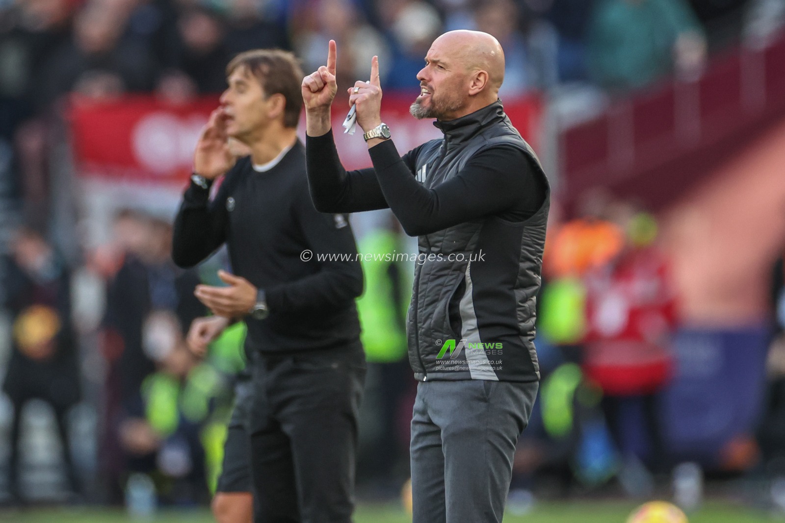 Erik ten Hag manager of Manchester United gives his team instructions during the Premier League match West Ham United vs Manchester United at London Stadium, London, United Kingdom, 27th October 2024

(Photo by Mark Cosgrove/News Images)