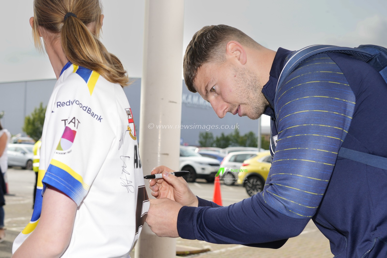 George Williams #6 of Warrington Wolves signs an autograph for a fan before the Betfred Super League Round 21 match Warrington Wolves vs Catalans Dragons at Halliwell Jones Stadium, Warrington, United Kingdom, 4th August 2023

(Photo by Steve Flynn/News Images)