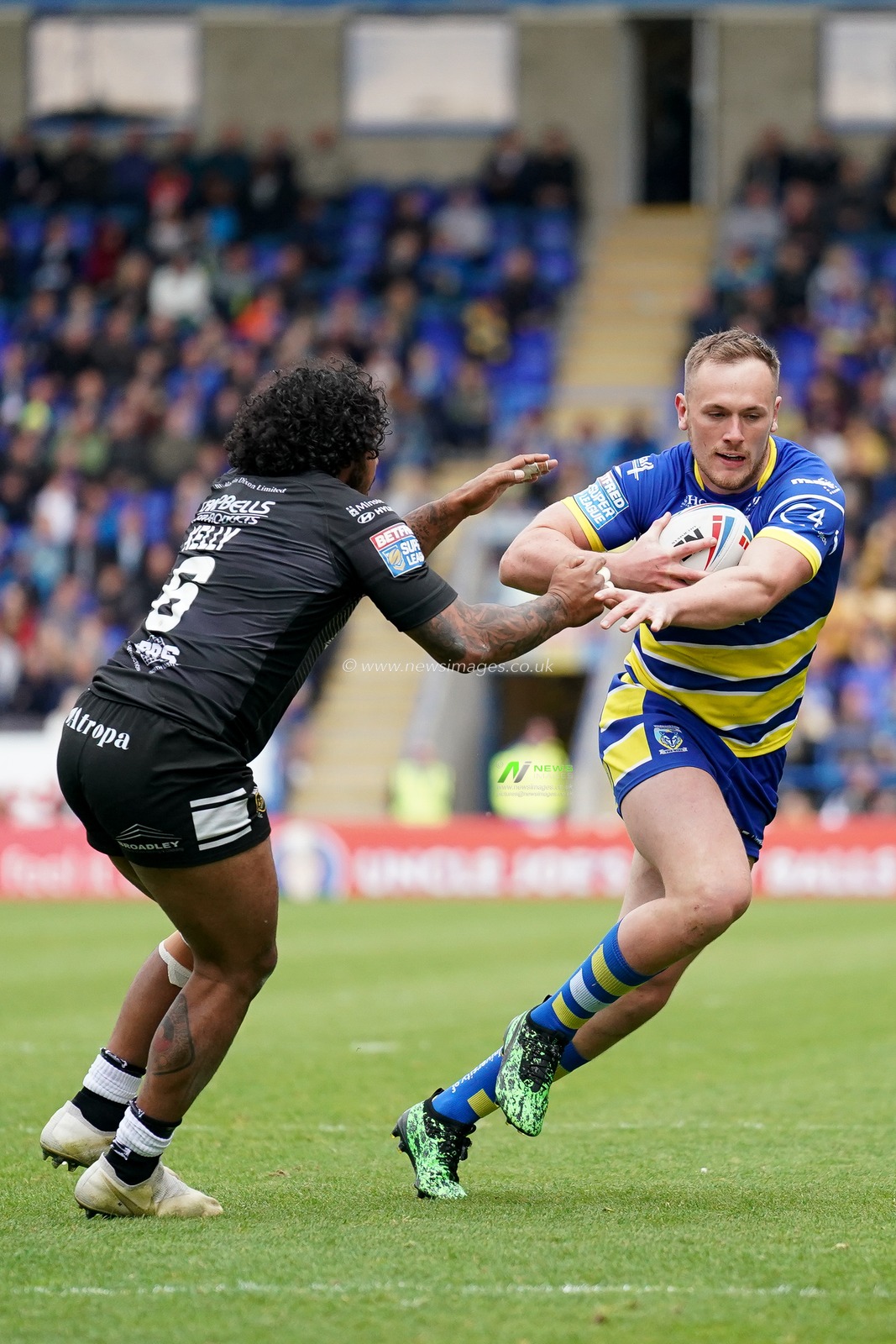 Warrington Wolves's Ben Currie under pressure from Hull FC's Albert Kelly


18th May 2019 , Halliwell Jones Stadium, Warrington, England;  Betfred Super League, Round 15, Warrington Wolves vs Hull FC ; 

Credit: Terry Donnelly/News Images