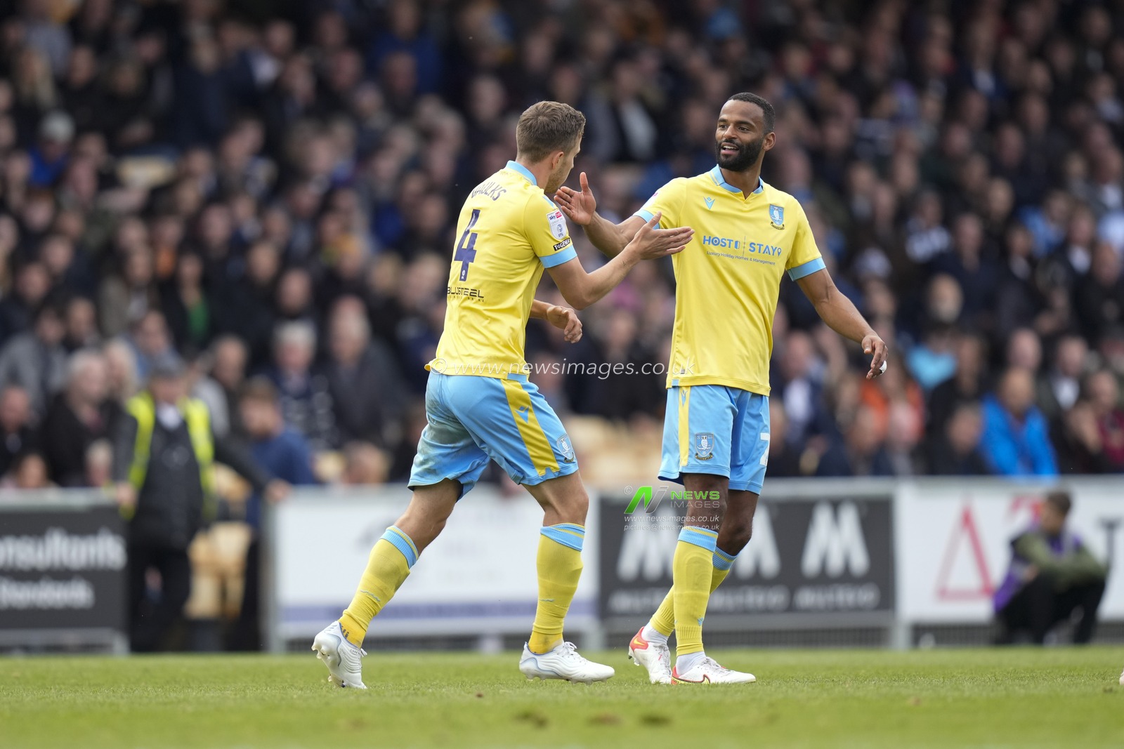 Michael Ihiekwe of Sheffield Wednesday celebrates with goalscorer Will Vaulks during the Sky Bet League 1 match Port Vale vs Sheffield Wednesday at Vale Park, Burslem, United Kingdom, 1st October 2022

(Photo by Steve Flynn/News Images)