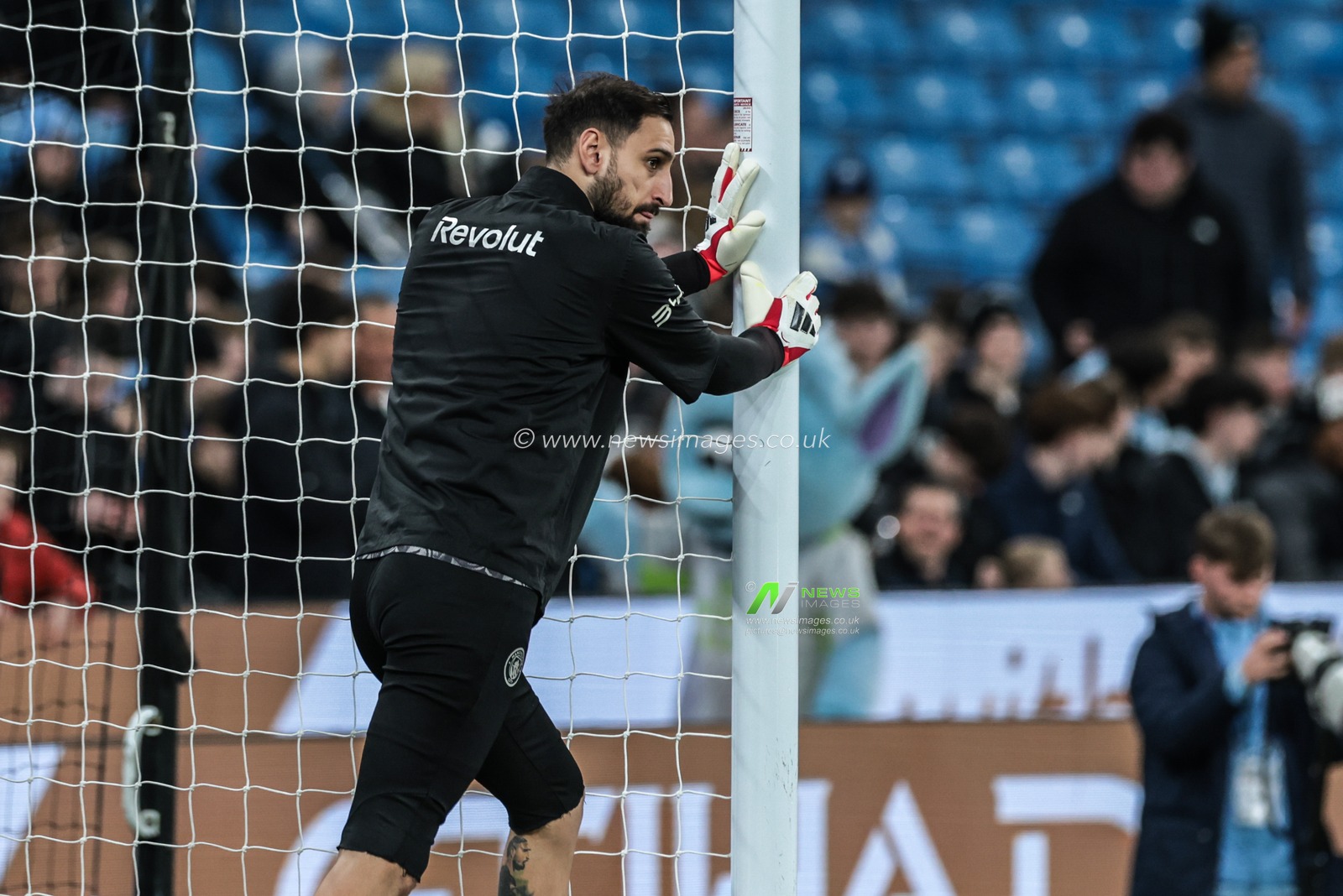 Manchester City goalkeeper Gianluigi Donnarumma in the pregame warmup session during the Premier League match Manchester City vs Nottingham Forest at Etihad Stadium, Manchester, United Kingdom on 04 March 2026

(Photo by Mark Cosgrove/News Images)