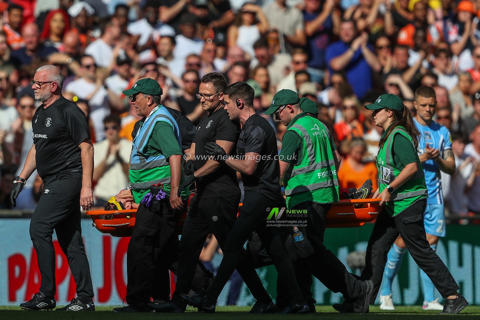 Tom Lockyer #4 of Luton Town receives treatment during the Sky Bet Championship Play-Off Final match Coventry City vs Luton Town at Wembley Stadium, London, United Kingdom, 27th May 2023

(Photo by Gareth Evans/News Images)