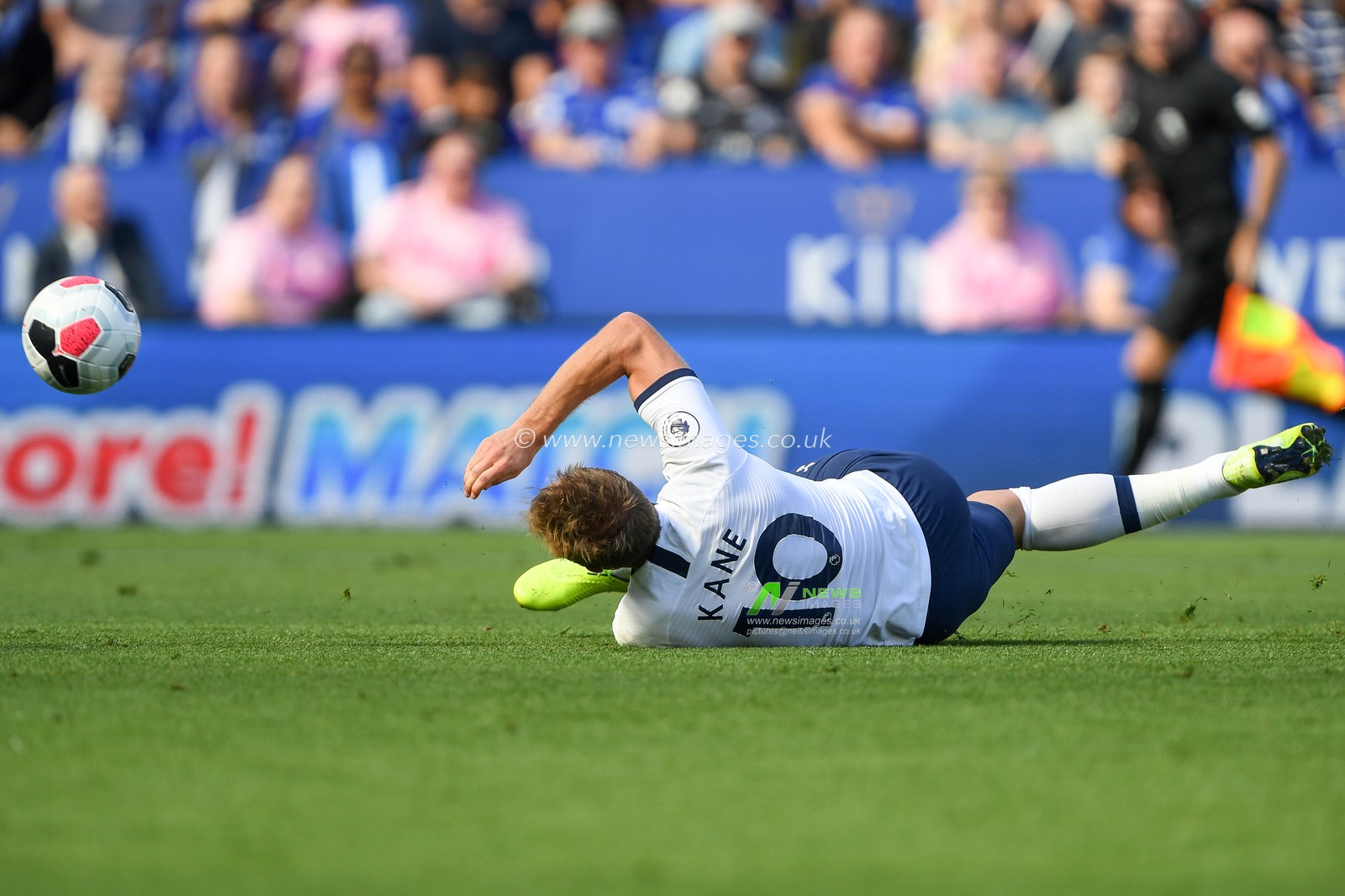 21st September 2019, King Power Stadium, Leicester, England ; Premier League Football, Leicester City vs Tottenham Hotspur : Harry Kane (10) of Tottenham Hotspur scores a goal to make it 0-1 


Credit: Jon Hobley/News Images

English Football League images are subject to DataCo Licence