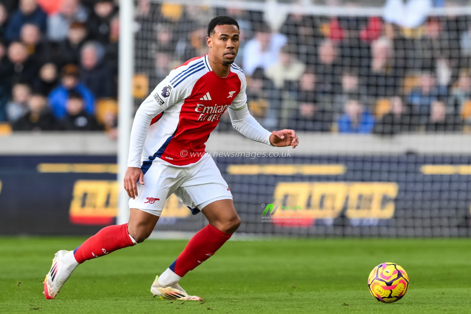 Gabriel of Arsenal makes a break with the ball during the Premier League match Wolverhampton Wanderers vs Arsenal at Molineux, Wolverhampton, United Kingdom, 25th January 2025

(Photo by Craig Thomas/News Images)