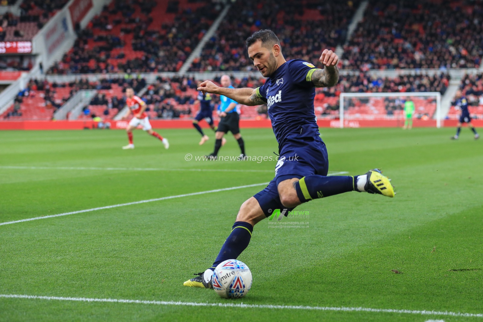 27th October 2018, Riverside Stadium, Middlesbrough, England ; Sky Bet Championship Middlesbrough v Derby ; Bradley Johnson (15) of Derby crosses the ball

Credit: Mark Cosgrove/News Images

English Football League images are subject to DataCo Licence