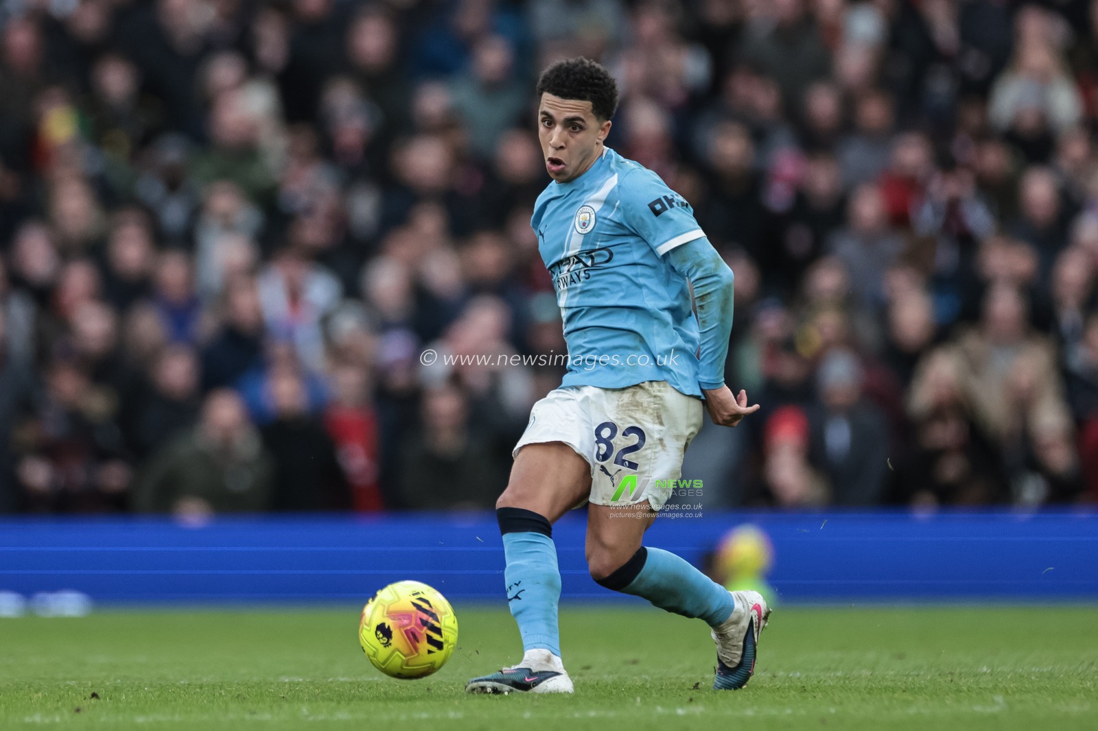 Rico Lewis of Manchester City passes the ball during the Premier League match Manchester United vs Manchester City at Old Trafford, Manchester, United Kingdom, 17th January 2026

(Photo by Mark Cosgrove/News Images)