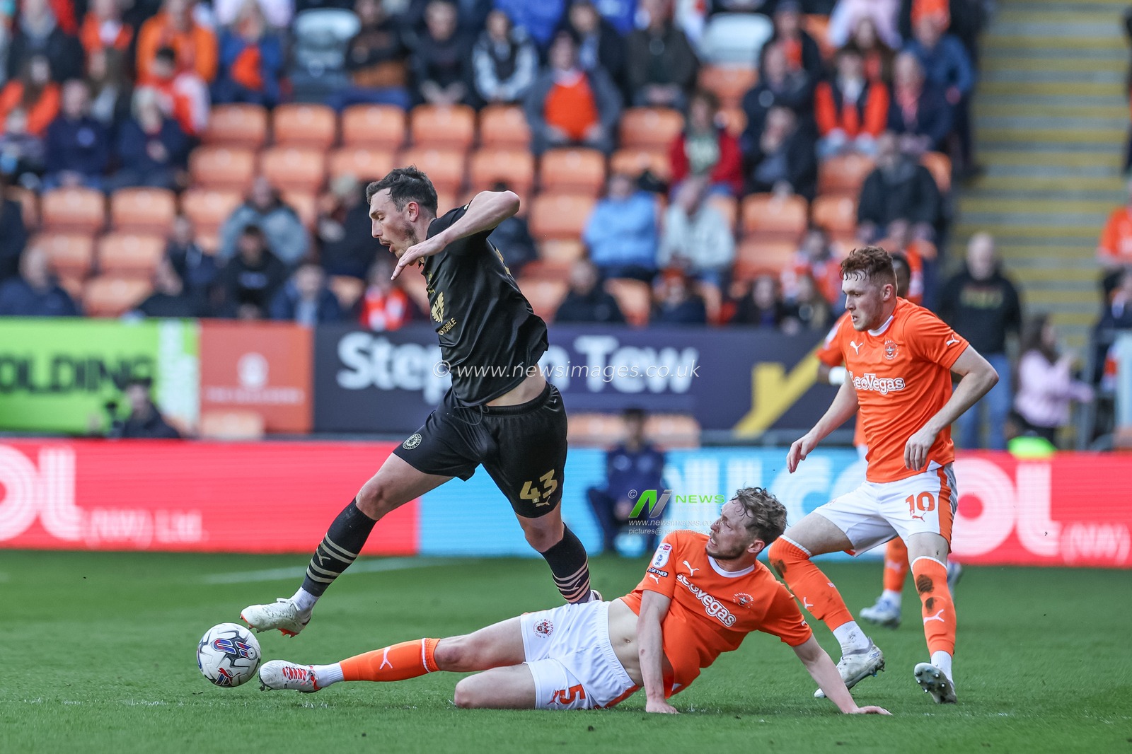 Josh Earl of Barnsley is tackled by Matthew Pennington of Blackpool during the Sky Bet League 1 match Blackpool vs Barnsley at Bloomfield Road, Blackpool, United Kingdom, 20th April 2024

(Photo by Mark Cosgrove/News Images)