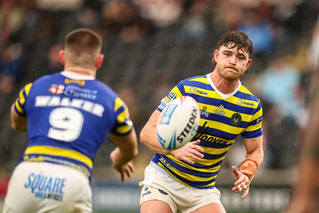 Jordy Crowther of Warrington Wolves receives the ball during the Betfred Super League round 25 match Hull FC vs Warrington Wolves at MKM Stadium, Hull, United Kingdom on 29 August 2026

(Photo by Alfie Cosgrove/News Images)