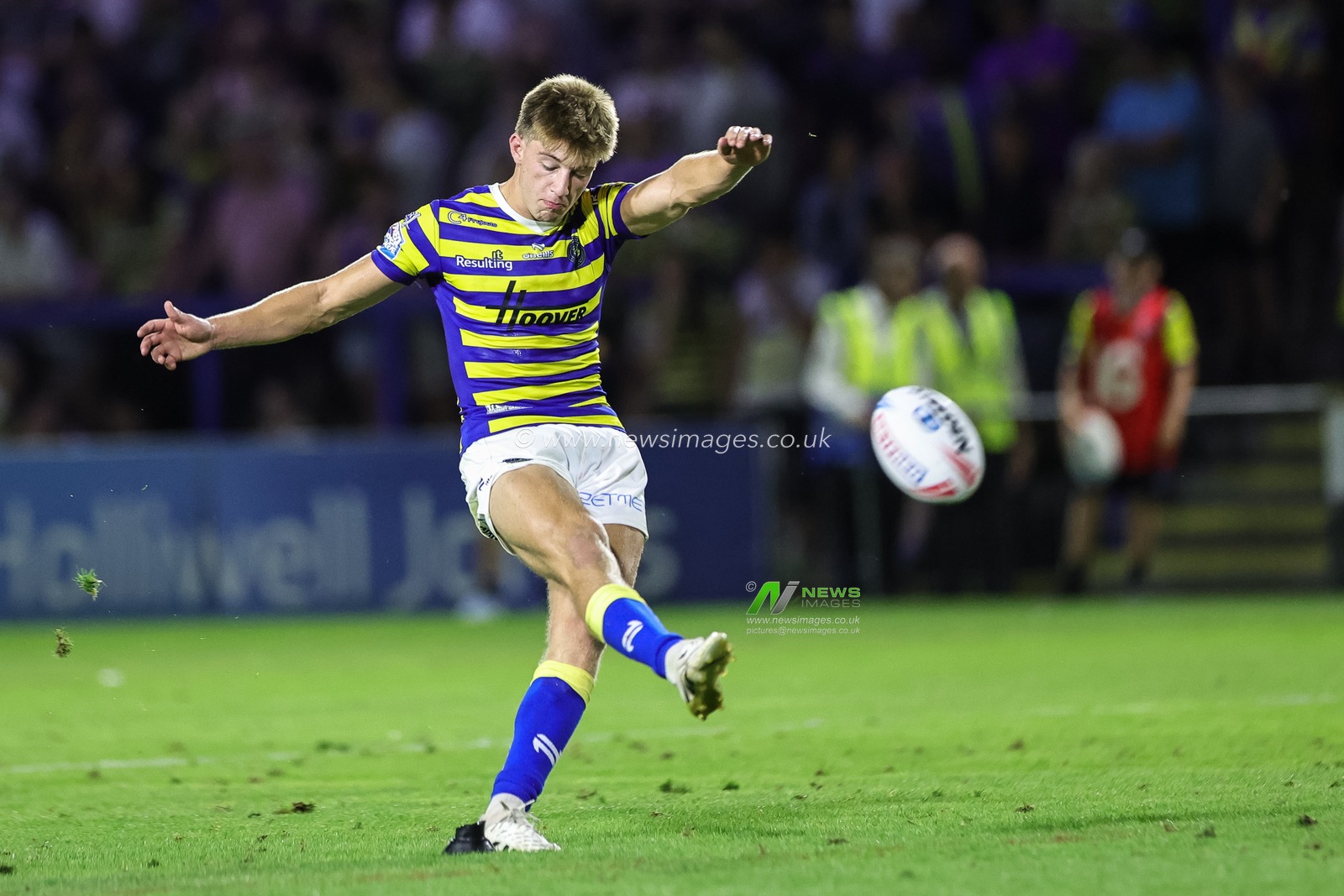 Ewan Irwin of Warrington Wolves scores a penalty during the Betfred Super League round 23 match Warrington Wolves vs York Knights at The Halliwell Jones Stadium, Warrington, United Kingdom on 13 August 2026

(Photo by Mark Cosgrove/News Images)