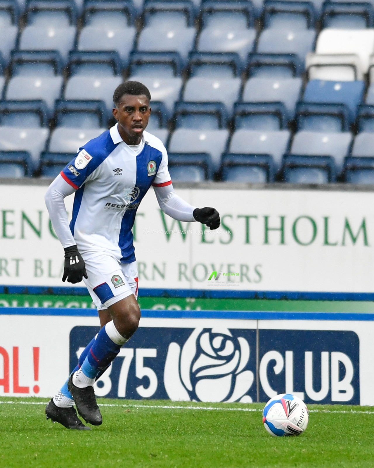 Amari'i Bell (17) of Blackburn Rovers runs down the wing with the ball
