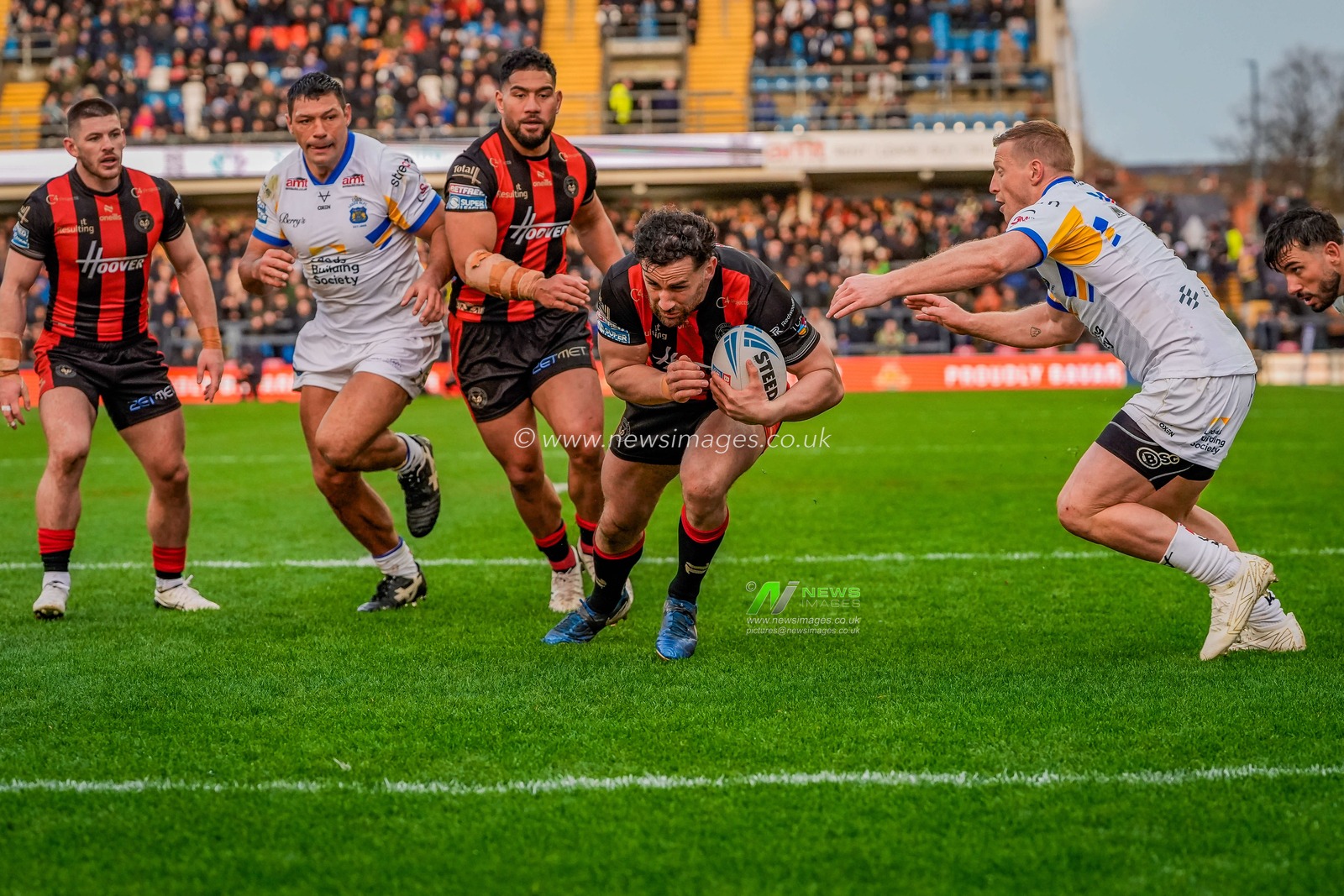 Toby King of Warrington Wolves goes over for a try during the Betfred Super League round 1 match Leeds Rhinos vs Warrington Wolves at AMT Headingley Stadium, Leeds, United Kingdom on 29 March 2026

(Photo by Maynard Manyowa/News Images)