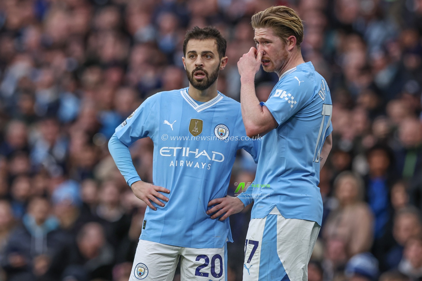 Bernardo Silva of Manchester City speaks to Kevin De Bruyne of Manchester City during the Premier League match Manchester City vs Manchester United at Etihad Stadium, Manchester, United Kingdom, 3rd March 2024

(Photo by Mark Cosgrove/News Images)