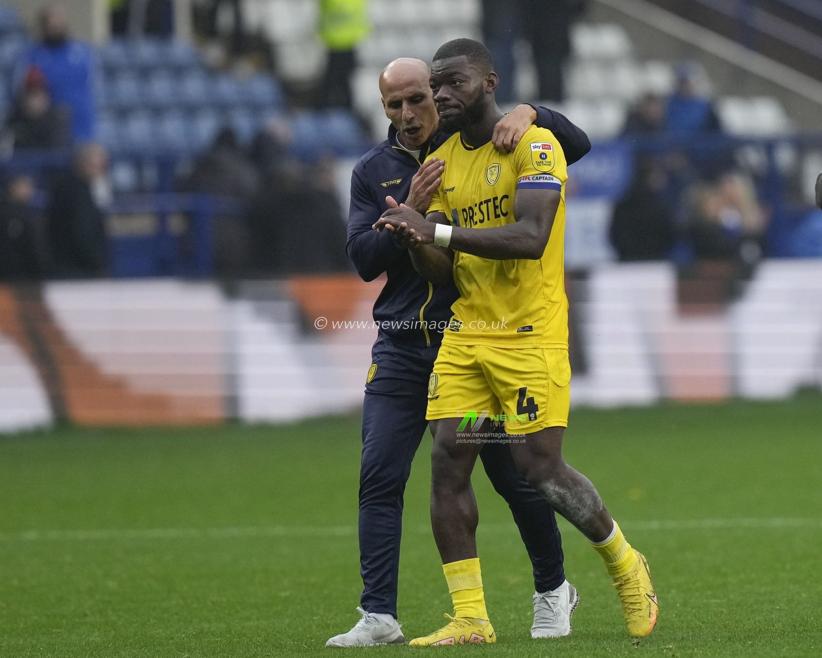 Dino Maamria manager of Burton Albion talks with Adedeji Oshilaja #4 of Burton Albion after the Sky Bet League 1 match Sheffield Wednesday vs Burton Albion at Hillsborough, Sheffield, United Kingdom, 29th October 2022

(Photo by Steve Flynn/News Images)