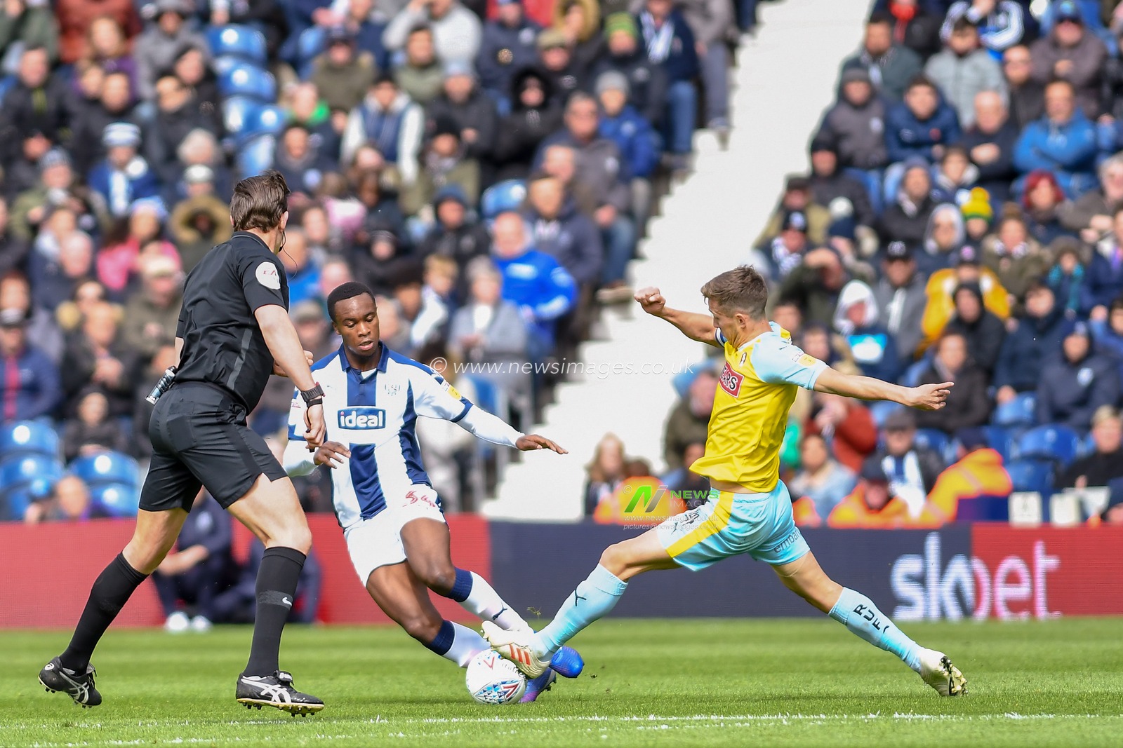 27th April 2019, The Hawthorns, West Bromwich, England; Sky Bet Championship, West Bromwich Albion vs Rotherham United ; Will Vaulks (04) of Rotherham United tries to challenge Rekeem Harper (34) of West Bromwich Albion under the watchful eye of Referee Robert Jones


Credit: Gareth Dalley/News Images

English Football League images are subject to DataCo Licence