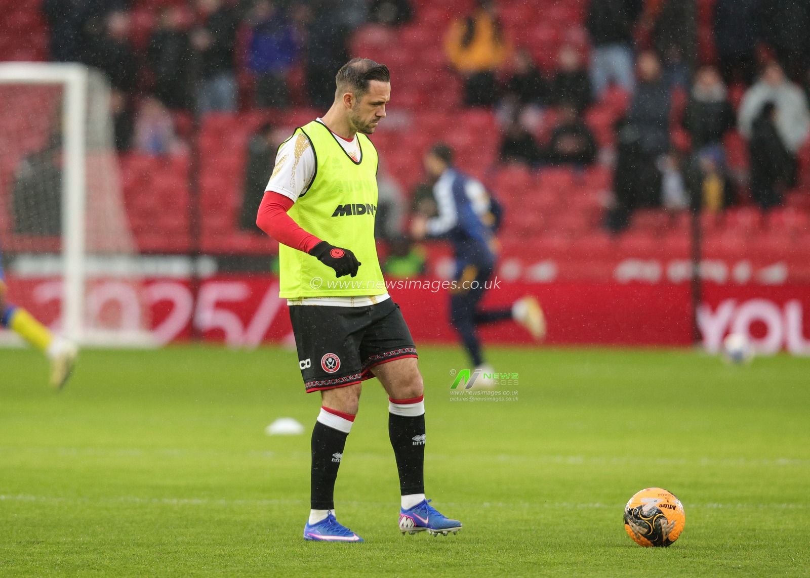 Danny Ings of Sheffield United in the pregame warmup session during the Emirates FA Cup Third Round match Sheffield United vs Mansfield Town at Bramall Lane, Sheffield, United Kingdom, 11th January 2026

(Photo by Richard Bierton/News Images)
