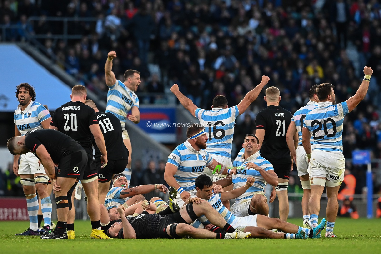 Argentina celebrate their victory 29-30 over England during the Autumn international match England vs Argentina at Twickenham Stadium, Twickenham, United Kingdom, 6th November 2022

(Photo by Craig Thomas/News Images)