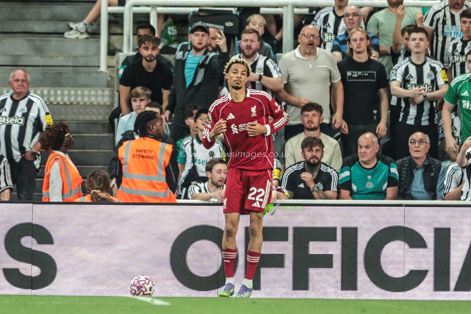 Hugo Ekitike of Liverpool celebrates his goal to make it 0-2 during the Premier League match Newcastle United vs Liverpool at St. James's Park, Newcastle, United Kingdom, 25th August 2025

(Photo by Mark Cosgrove/News Images)