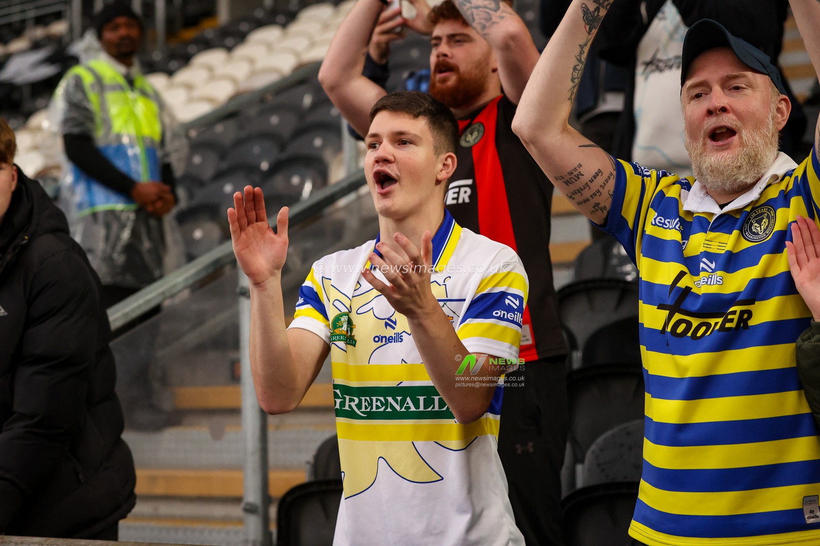 Warrington fans celebrate their team victory during the Betfred Super League round 25 match Hull FC vs Warrington Wolves at MKM Stadium, Hull, United Kingdom on 29 August 2026

(Photo by Alfie Cosgrove/News Images)