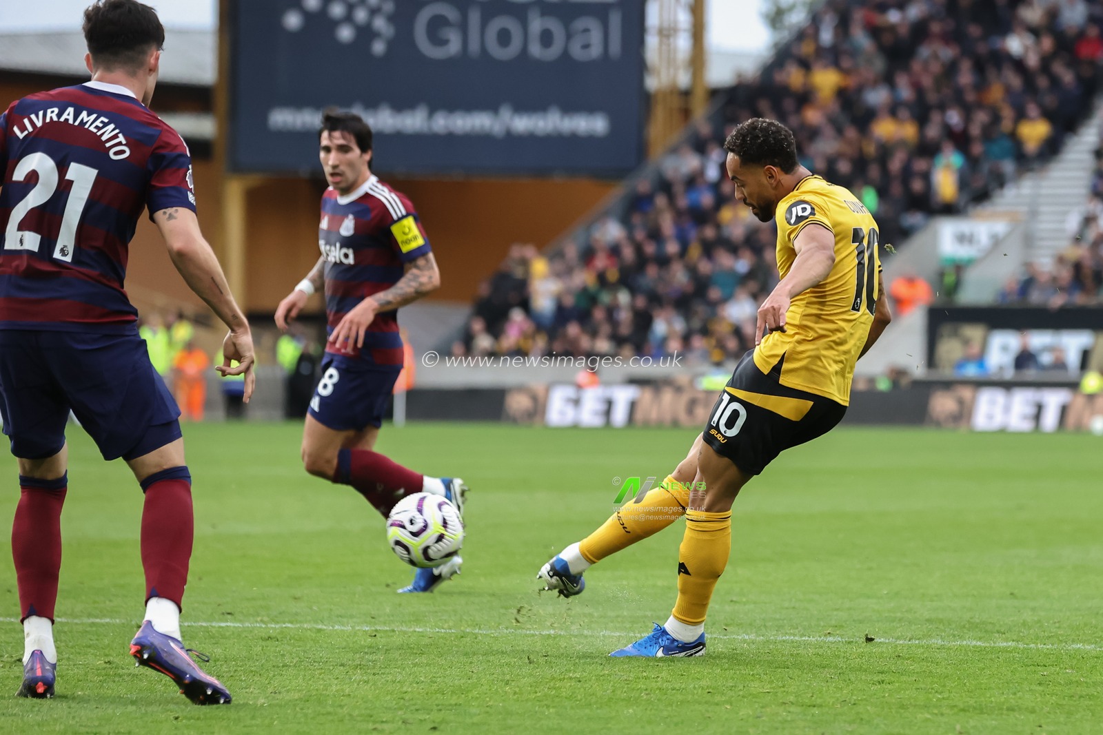 Matheus Cunha of Wolverhampton Wanderers shoots on goal during the Premier League match Wolverhampton Wanderers vs Newcastle United at Molineux, Wolverhampton, United Kingdom, 15th September 2024

(Photo by Alfie Cosgrove/News Images)