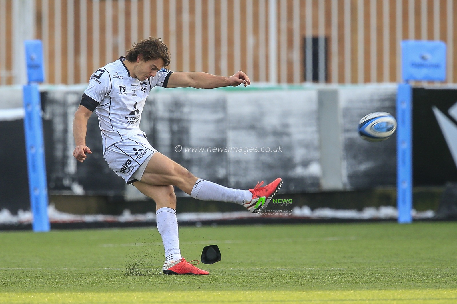 Lloyd Evans of Gloucester Rugby converts for a goal