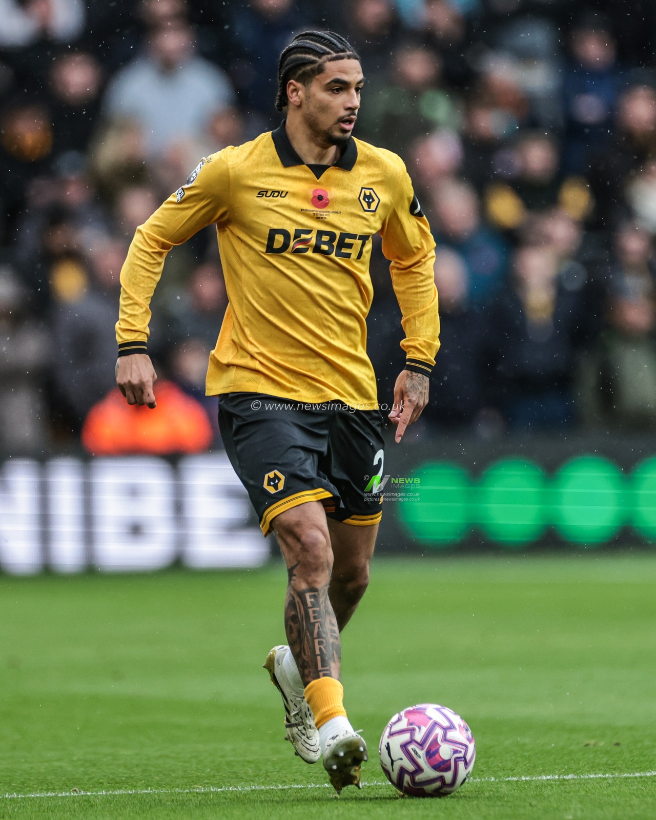 Ki-Jana Hoever of Wolverhampton Wanderers during the Premier League match Wolverhampton Wanderers vs Burnley at Molineux, Wolverhampton, United Kingdom, 26th October 2025

(Photo by Mark Cosgrove/News Images)