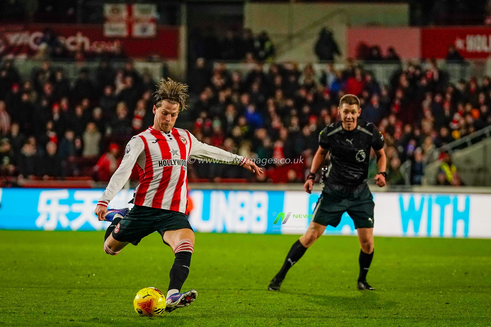 Mathias Jensen of Brentford takes a free kick during the Premier League match Brentford vs Sunderland at The Gtech Community Stadium, London, United Kingdom, 7th January 2026

(Photo by Maynard Manyowa/News Images)

*** GER AUT SUI OUT ***