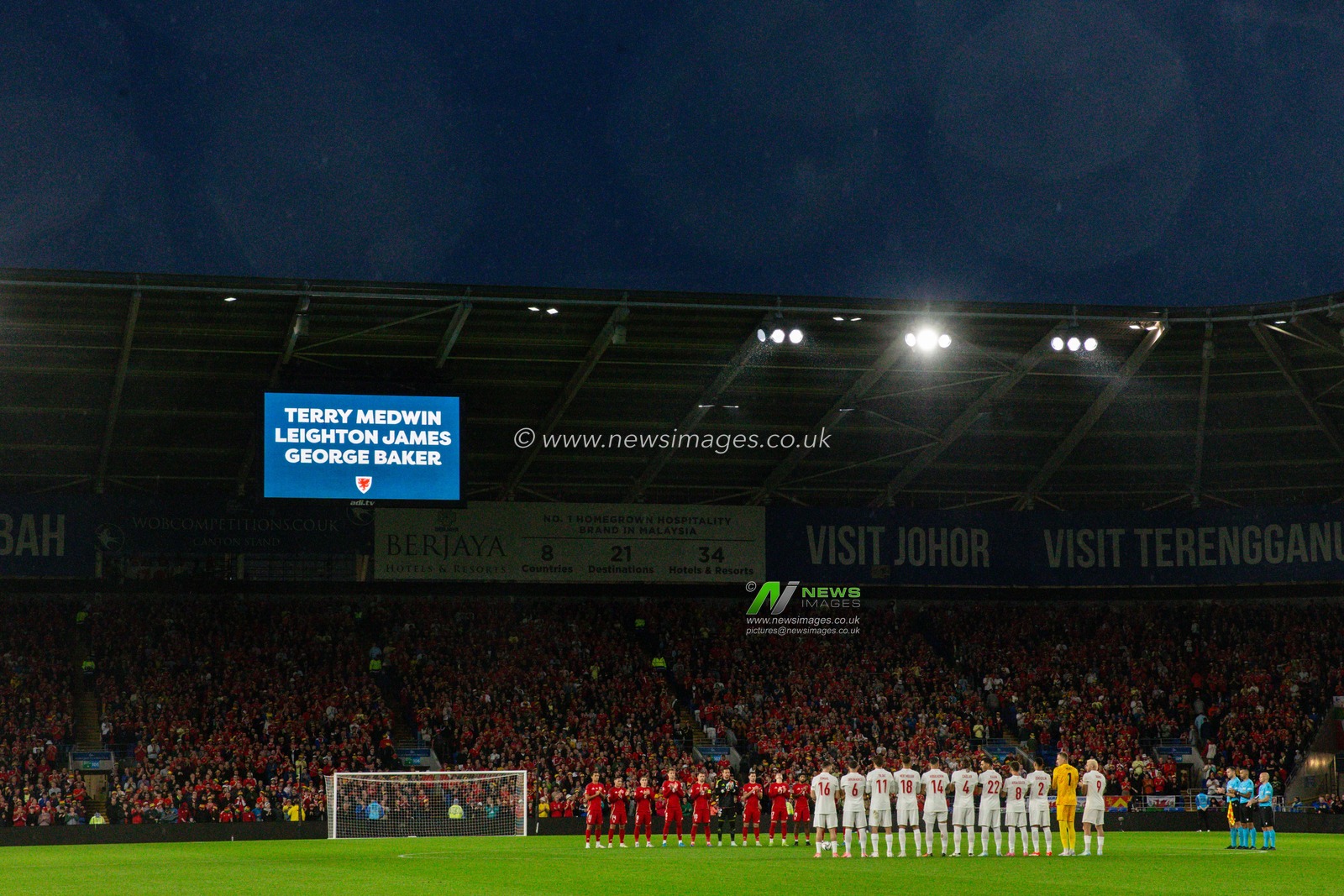 Both sets of players take part in a minutes applause during the UEFA Nations League - League B - Group 4 - Wales v Turkey at Cardiff City Stadium, Cardiff, United Kingdom, 6th September 2024

(Photo by Gareth Evans/News Images)