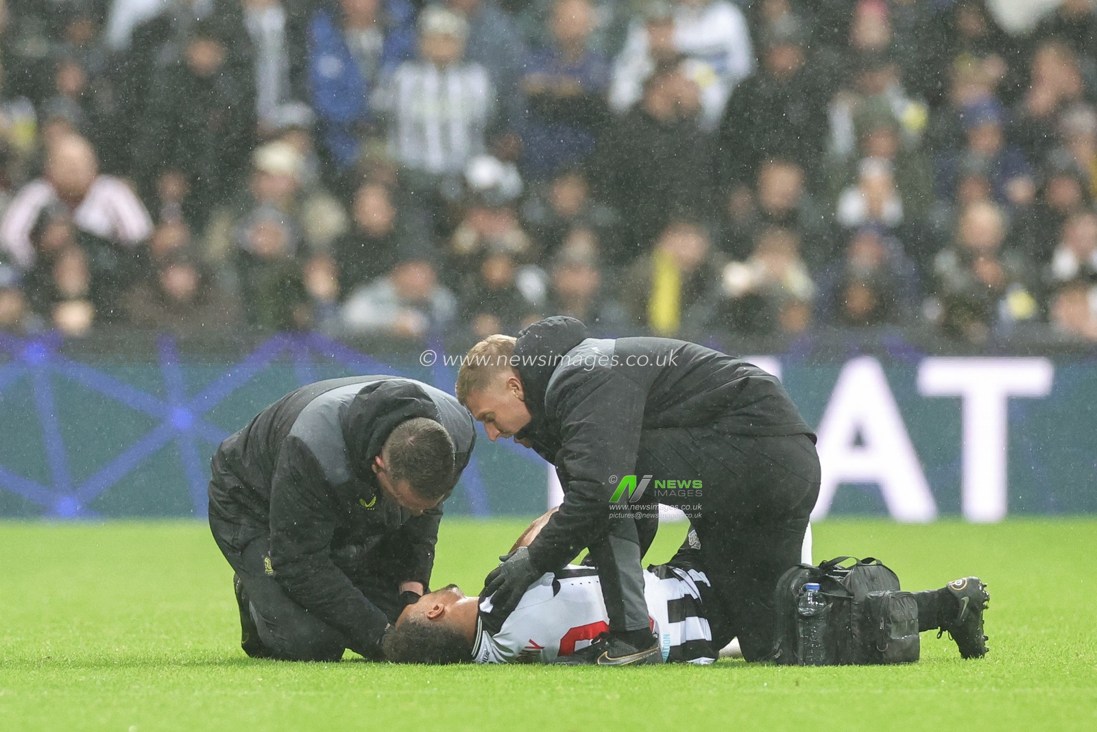 Jacob Murphy #23 of Newcastle United receives treatment during the UEFA Champions League match Newcastle United vs Borussia Dortmund at St. James's Park, Newcastle, United Kingdom, 25th October 2023

(Photo by Mark Cosgrove/News Images)