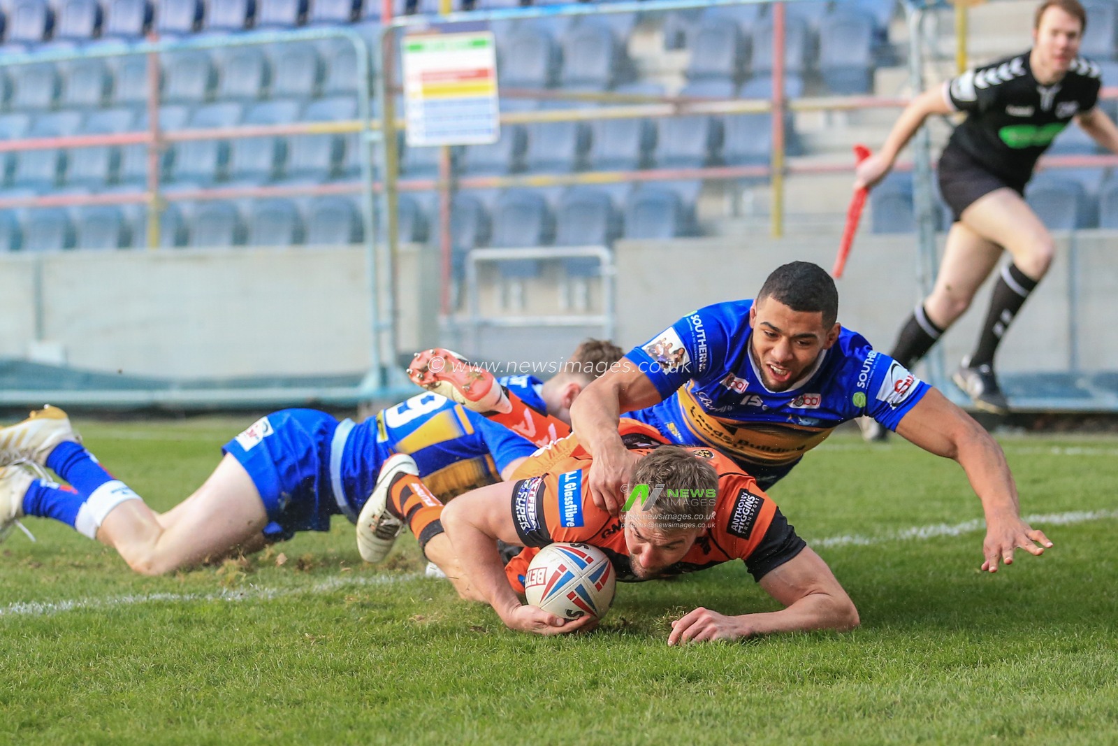 20th January 2019, Emerald Headingley Stadium, Leeds, England; Betfred Super League warm up and Kallum Watkins testimonial, Leeds Rhinos vs Castleford Tigers ; Michael Shenton (4) of Castleford Tigers  runs on to score a try 

Credit: Mark Cosgrove/News Images