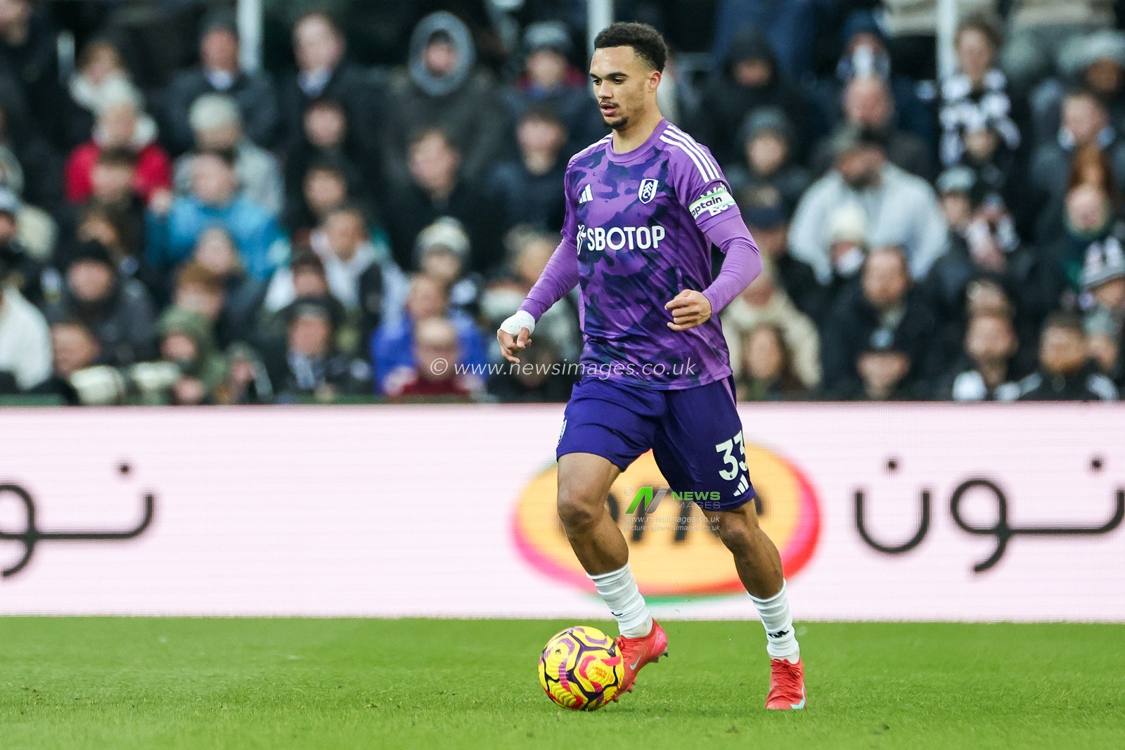 Antonee Robinson of Fulham runs with the ball during the Premier League match Newcastle United vs Fulham at St. James's Park, Newcastle, United Kingdom, 1st February 2025

(Photo by Mark Cosgrove/News Images)