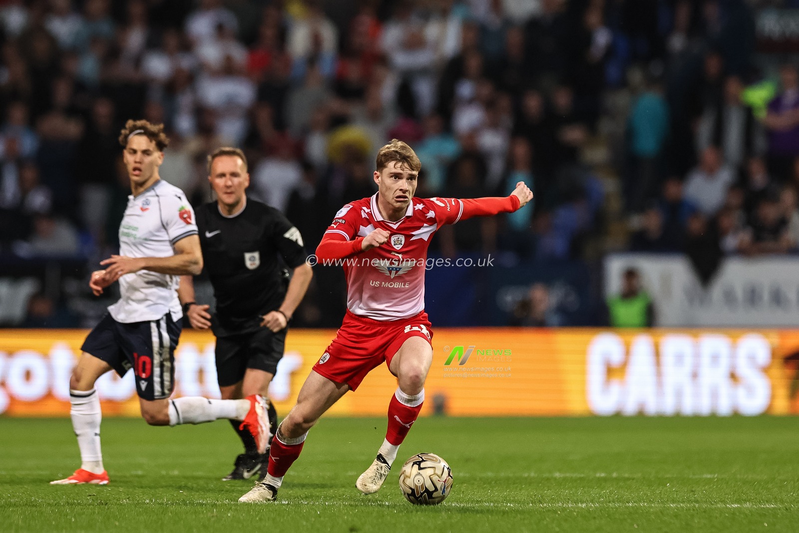 Luca Connell of Barnsley breaks with the ball during the Sky Bet League 1 Play-offs Semi-final second leg match Bolton Wanderers vs Barnsley at Toughsheet Community Stadium, Bolton, United Kingdom, 7th May 2024

(Photo by Mark Cosgrove/News Images)