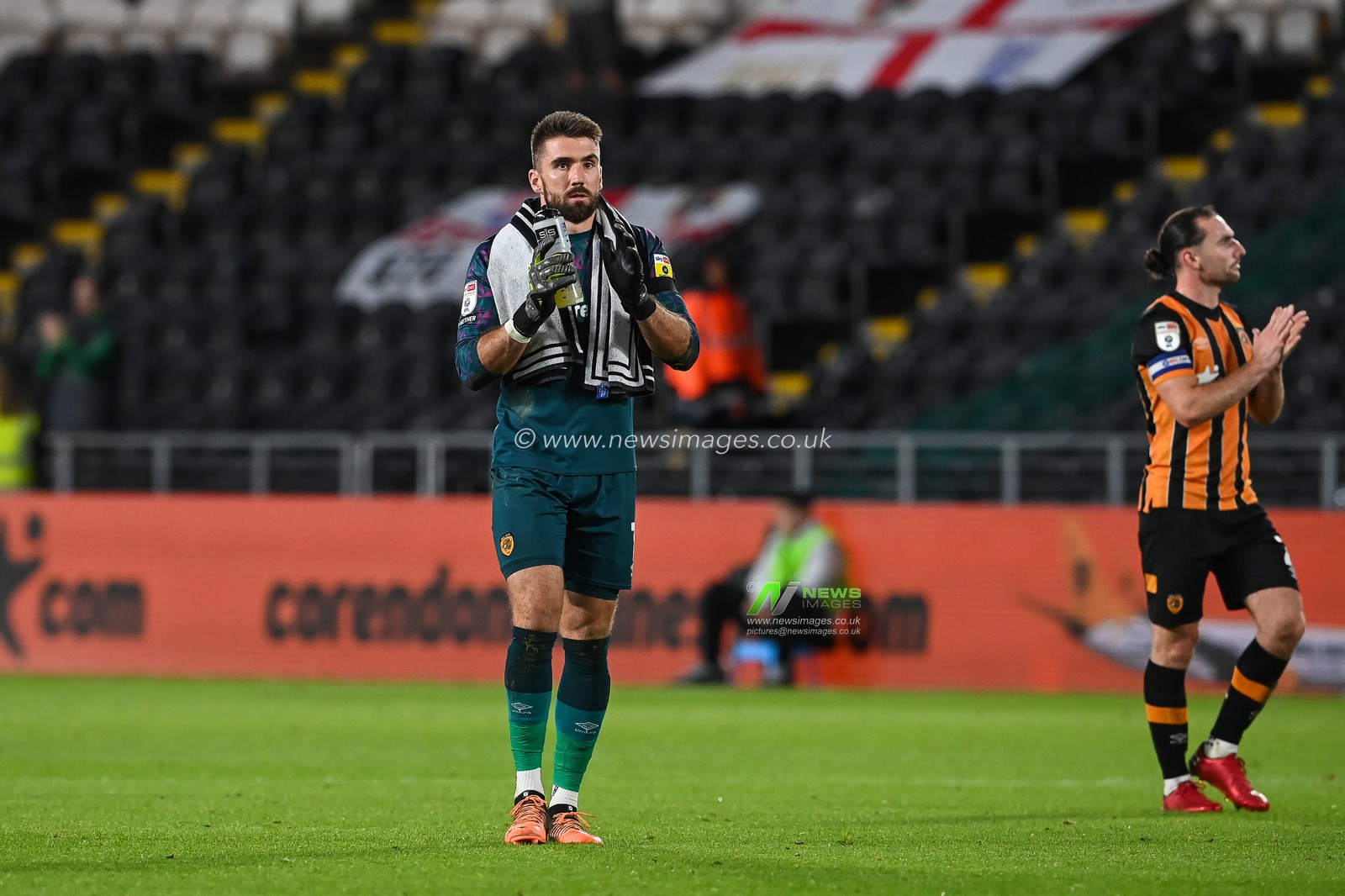 Matt Ingram #1 of Hull City applauds the fans at the end of the Sky Bet Championship match Hull City vs Stoke City at MKM Stadium, Hull, United Kingdom, 13th September 2022

(Photo by Craig Thomas/News Images)