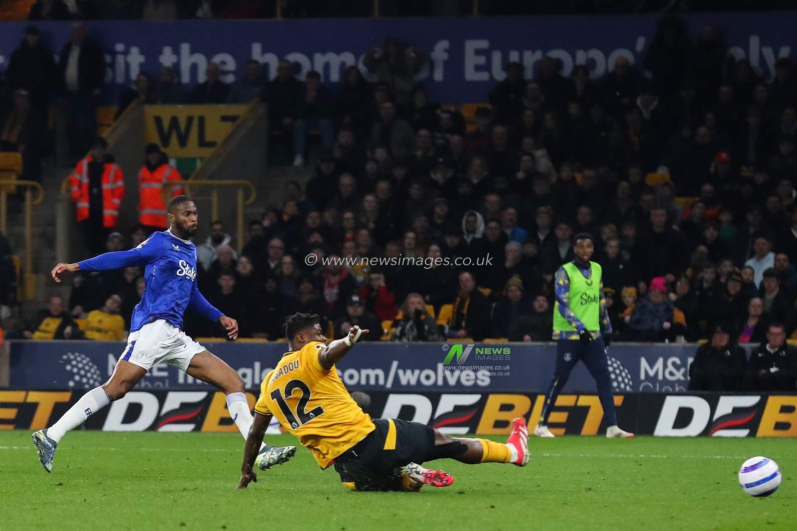 Beto of Everton has a shot at goal during the Premier League match Wolverhampton Wanderers vs Everton at Molineux, Wolverhampton, United Kingdom, 8th March 2025

(Photo by Gareth Evans/News Images)