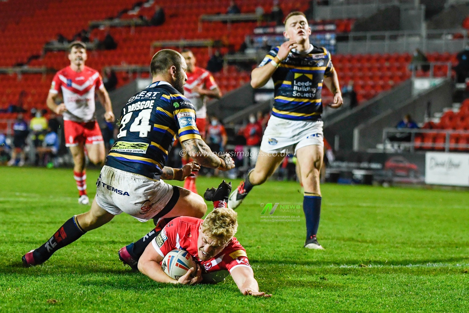 Aaron Smith (19) of St Helens goes over for a try