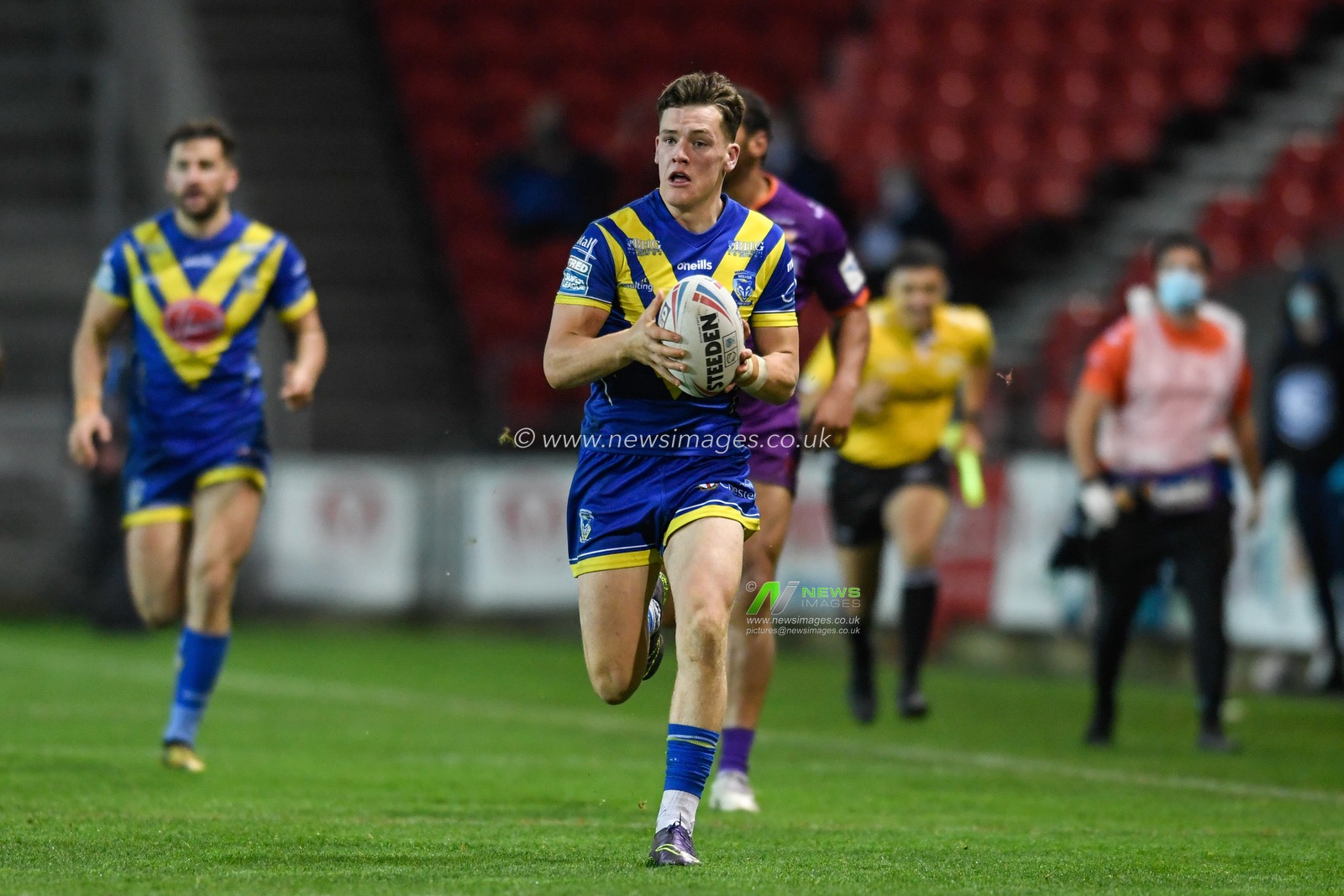 Josh Thewlis (29) of Warrington Wolves runs forward with the ball