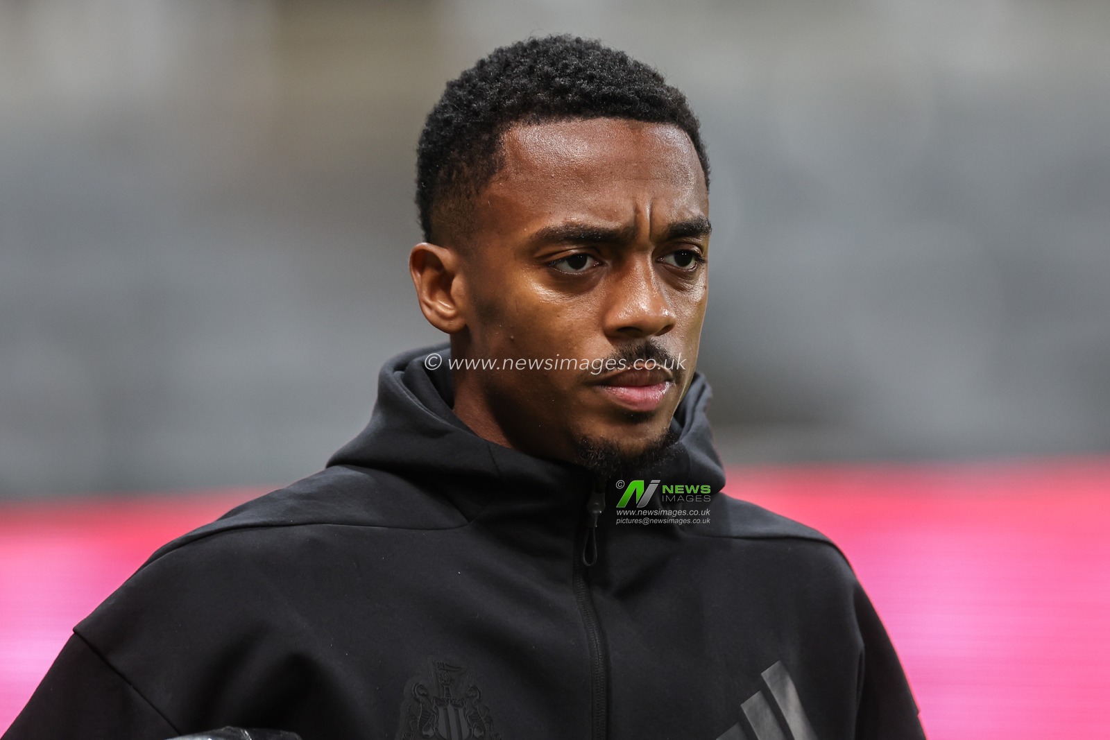 Joe Willock of Newcastle United arrives during the Carabao Cup Last 16 match Newcastle United vs Chelsea at St. James's Park, Newcastle, United Kingdom, 30th October 2024

(Photo by Mark Cosgrove/News Images)